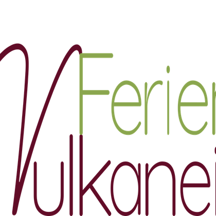 Een gestileerd logo voor het vakantiehuis "Vulkan Eifel". Het toont een boom en het woord "Feriendomizil" in aantrekkelijke kleuren.