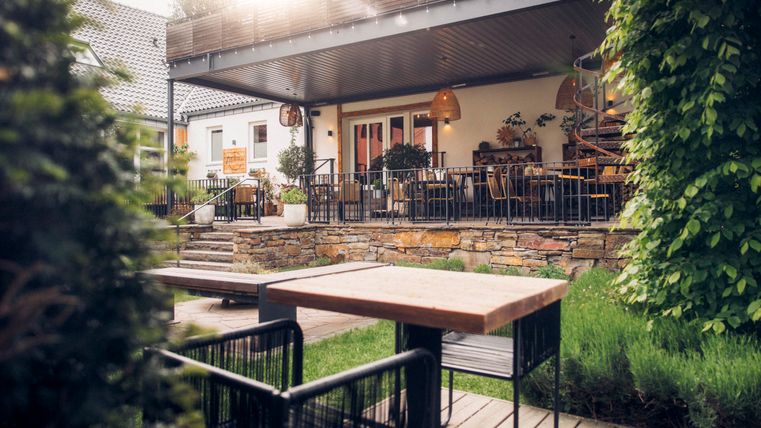 Een gezellig restaurant met een terras en een uitnodigende buitenspeelplaats. De omgeving is groen en goed ingericht, ideaal voor ontspanning.