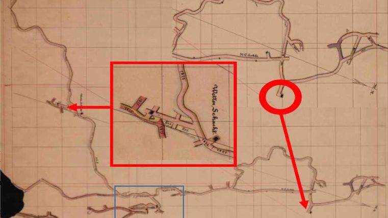 Une carte historique avec différentes lignes et marquages. Les zones sont mises en évidence dans des cases rouges et bleues.