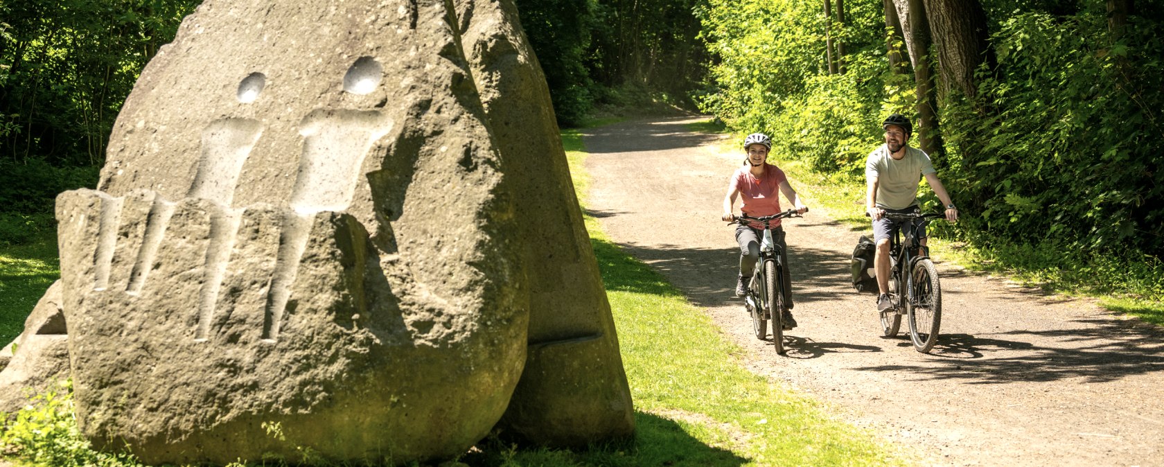 Vulkanpark fietspad, sculptuur in Nettepark, © Eifel Tourismus GmbH, Dominik Ketz