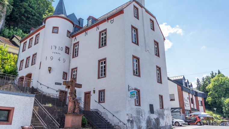 Een historisch gebouw met het label '1710' en '1949' dat dienst doet als natuurhistorisch museum. Het heeft witte muren en rode kozijnen.