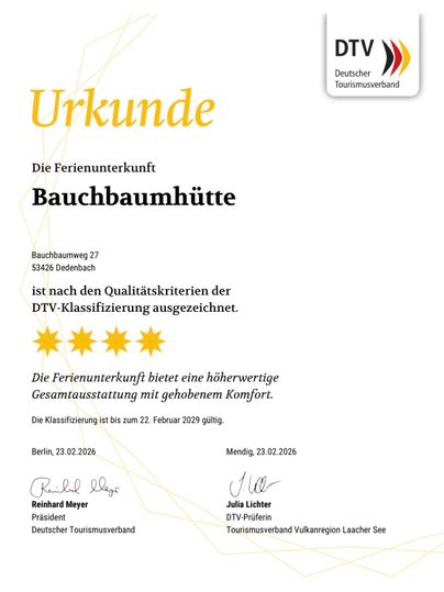 L'image montre un certificat pour le logement de vacances "Bauchbaumhütte". Le logement a été récompensé de cinq étoiles selon les critères de qualité du DTV.