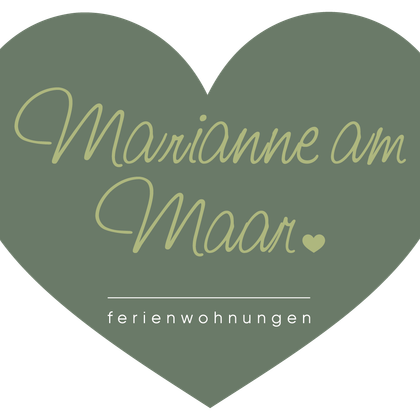 Ein herzförmiges Logo mit der Aufschrift "Marianne am Maar". Es repräsentiert Ferienwohnungen und vermittelt einen einladenden Eindruck.
