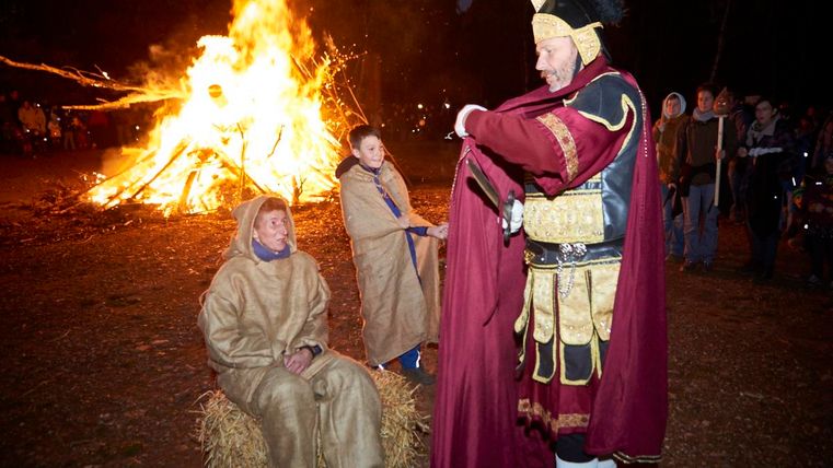 Sankt Martin am Feuer mit zwei Jungs