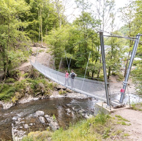 Pont suspendu sur la Lieser vers le moulin Pleiner Mühle, © Celine Junker