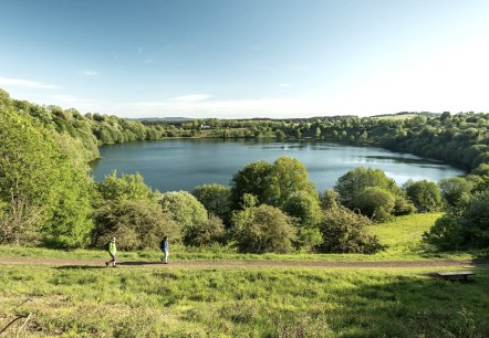Wanderer am Weinfelder Maar, © Eifel Tourismus GmbH, D. Ketz