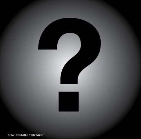 Ein großes Fragezeichen auf einem dunklen Hintergrund. Es symbolisiert Unsicherheit oder eine offene Frage.