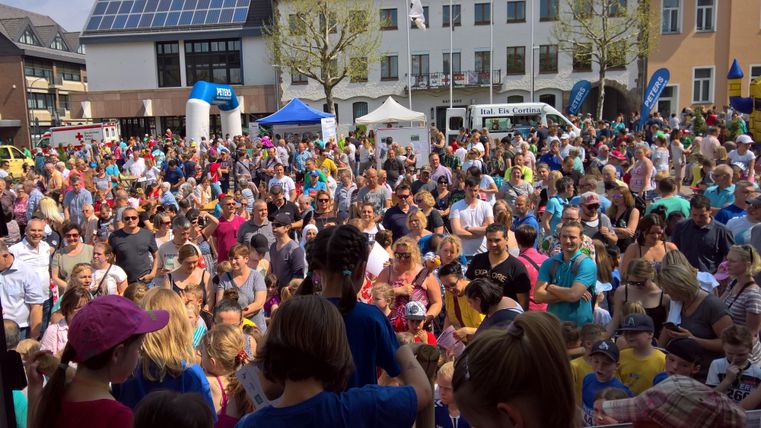 Menschenmenge beim Zülpicher Chlodwigstadt in der Innenstadt am Start/Ziel Bereich.