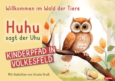Ein fröhlicher Uhu sitzt auf einem Ast und begrüßt die Kinder im Wald. Die Illustration wirkt einladend und ist mit bunten Tieren und Pflanzen geschmückt.