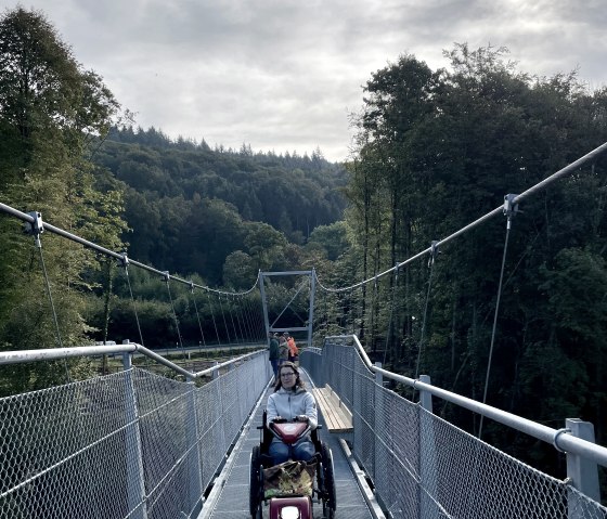 Se déplacer sans barrière avec le Swiss Trac sur le pont suspendu au-dessus des chutes d'Irrel., © Naturpark Südeifel, Ansgar Dondelinger