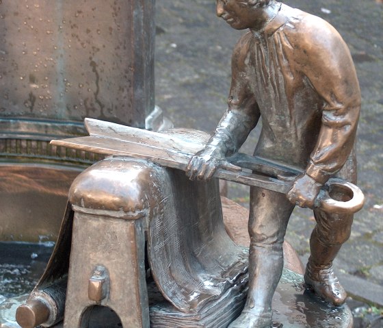 Fontaine des drapiers sur la place du marché de Monschau, © Monschau-Touristik