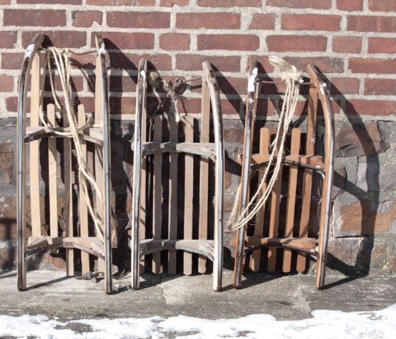 Holzschlitten im Winter