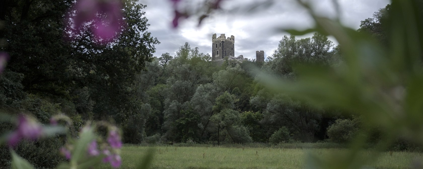 Wernerseck castle ruins in the Nettetal valley, © VG Pellenz/Klaus Peter Kappest