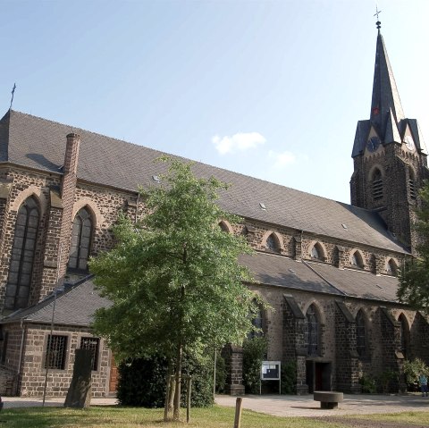 Buitenaanzicht St Willibrord, © VG Pellenz/Manea