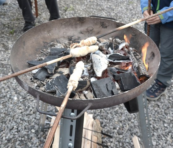 Stockbrot am Lagerfeuer, © GfW Schleiden