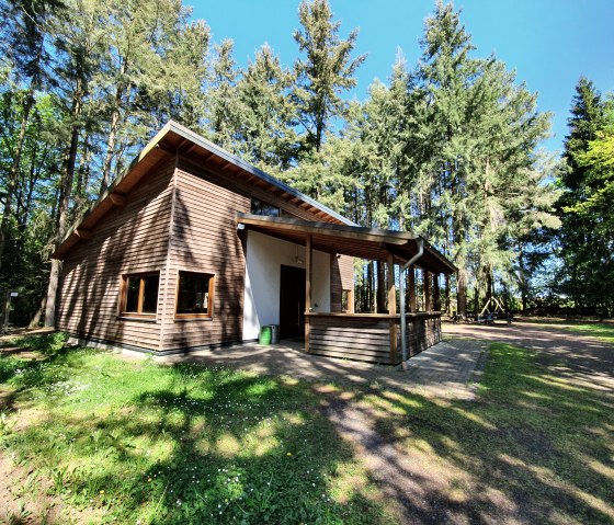 Drei-Eichen-Hütte am Start- bzw. Endpunkt der HeimatSpur Wald-Wohlfühl- Weg, © GesundLand Vulkaneifel GmbH