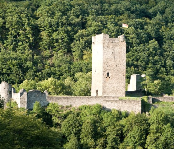 View of the upper castle of the Manderscheid castles on the Eifelsteig trail, © Rheinland-Pfalz Tourismus GmbH, D. Ketz