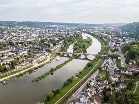 Vue aérienne de Trèves avec la Moselle et les ponts.
