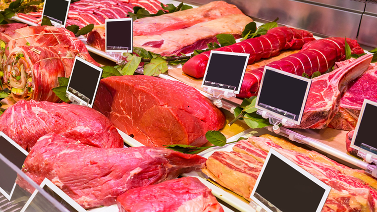 Frischetheke in der Metzgerei. Eine große Auwahl an Fleisch ist zu sehen.