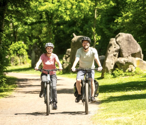 The Vulkanpark cycle path leads through the Nettepark with sculptures, © Eifel Tourismus GmbH, Dominik Ketz