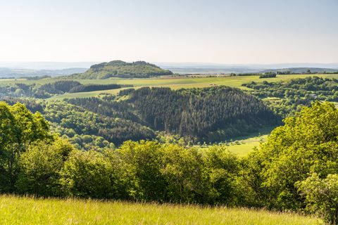 Uitgestrekte uitzichten over een groen, heuvelachtig landschap