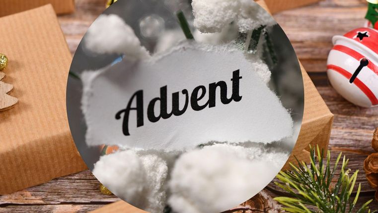 Ein Adventsthema mit dekorativen Geschenken und Weihnachtsornamenten. Im Vordergrund steht das Wort "Advent" auf einem festlichen Hintergrund.