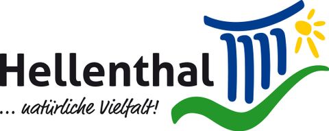 Een logo van Hellenthal met de slogan „... natuurlijke diversiteit!“ Het toont gestileerde zuilen, een zon en een groene golf.