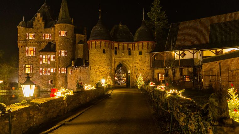 Kasteel Satzvey in een feestelijke kerstsfeer met verlichting.