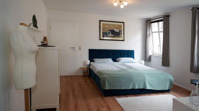 The large bedroom features a king-size bed (180 x 200 cm).