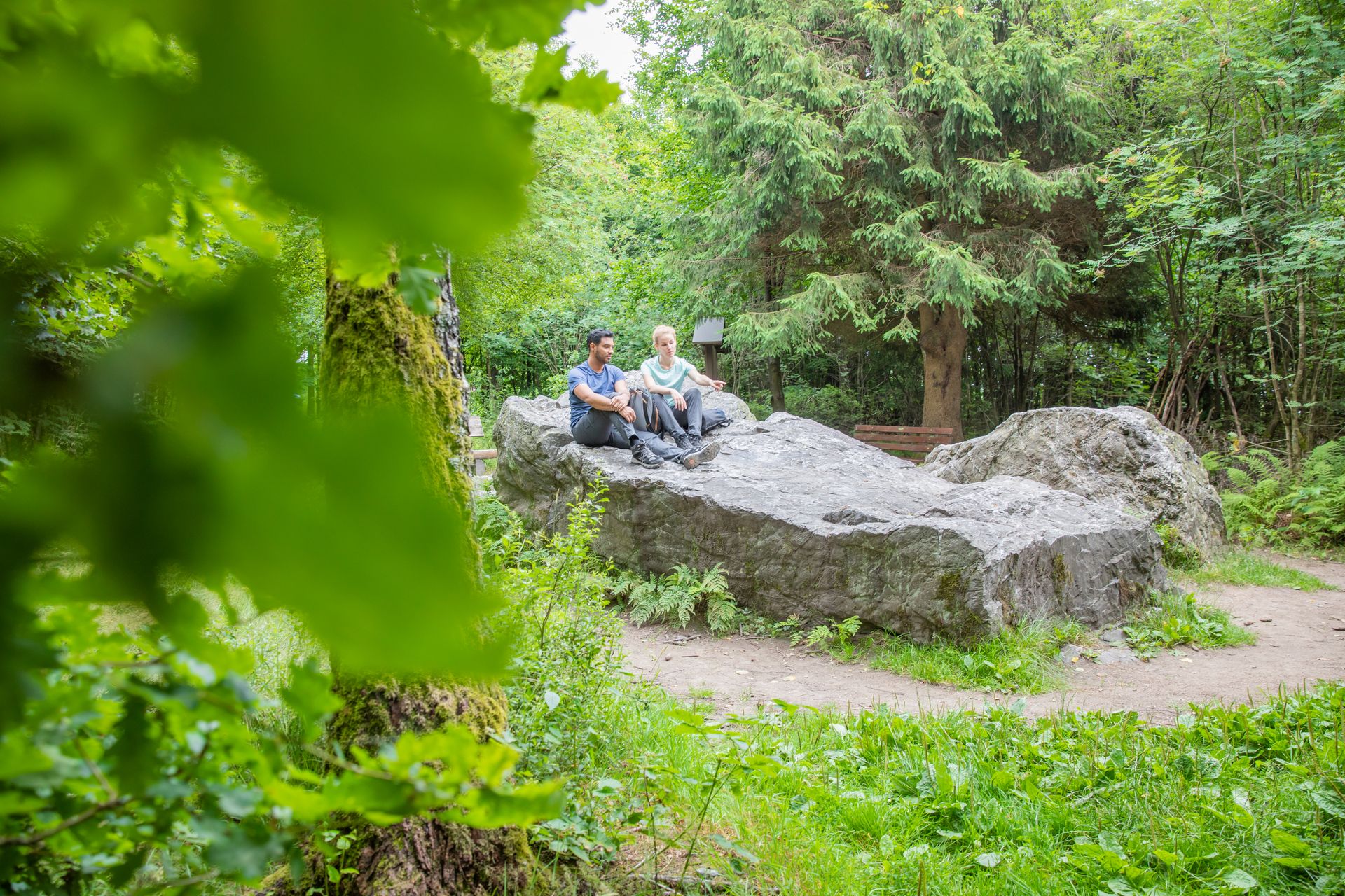 Zwei Personen sitzen auf einem Stein (Kaiser Karls Bettstatt)