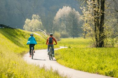 Zwei Radfahrer fahren auf einem Radweg