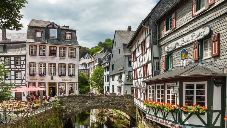 Maisons à colombages et pont sur un ruisseau à Monschau.