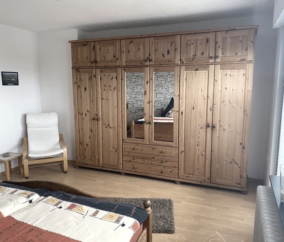 großes Schlafzimmer mit Sitzecke und Balkon