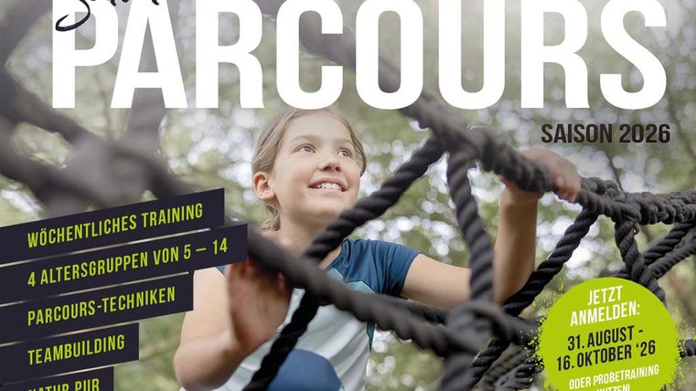 Ein Mädchen klettert auf einem Hindernisparcours im Freien. Es gibt Informationen über ein Outdoor-Training für Kinder und Jugendliche.