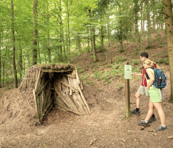 Cabane de charbonnier sur le sentier du ruisseau dans le ParcDeRandonneeNature deluxe, © Eifel Tourismus GmbH, D. Ketz