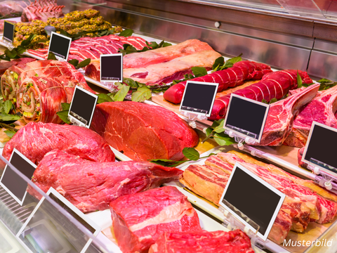 Musterbild: Teil einer Auslage einer Metzgerei mit verschiedenen Fleischangeboten wie: Suppenfleisch, Roastbeef,Rollbraten, geräucherte Rippchen und vieles mehr.