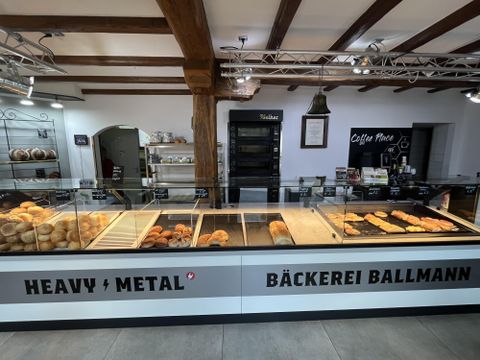 Interieur bakkerij in wit met houten balken, toonbank met bakkerswaren