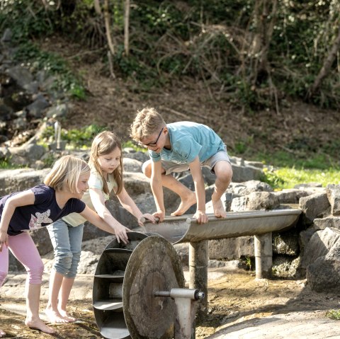 S'amuser à l'aire de jeux aquatiques de Mertloch, © Eifel Tourismus GmbH, Dominik Ketz