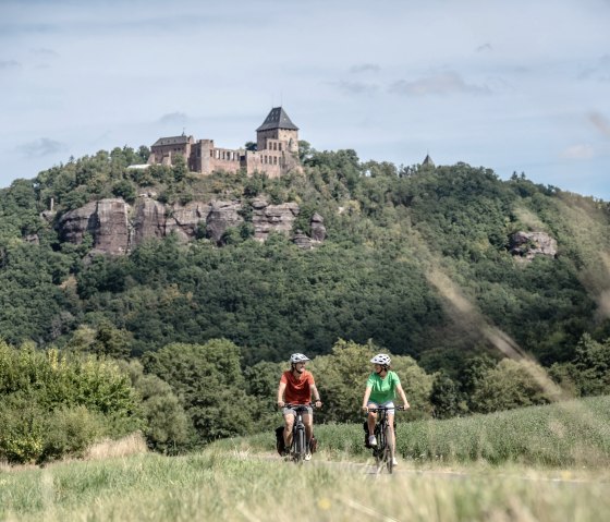 Radfahrer bei der Burg Nideggen, © Eifel Tourismus GmbH, Dennis Stratmann