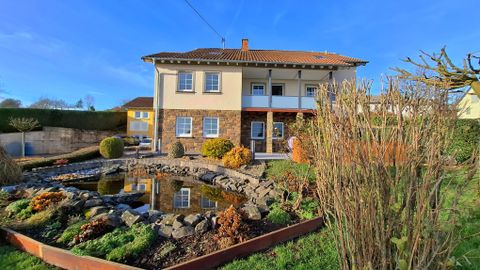 Vue sur le balcon et le joli étang dans le jardin