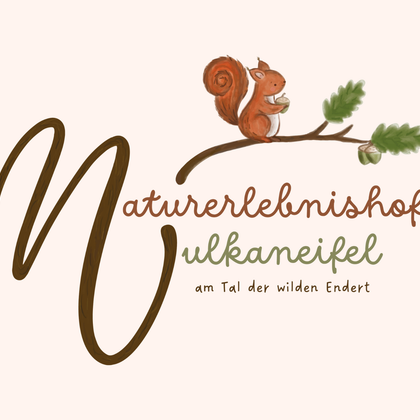 Een schattige eekhoorn zit op een tak. De tekst toont de naam "Natuurbelevingshof Vulkaneifel" en beschrijft de ligging in de vallei van de wilde Endert.
