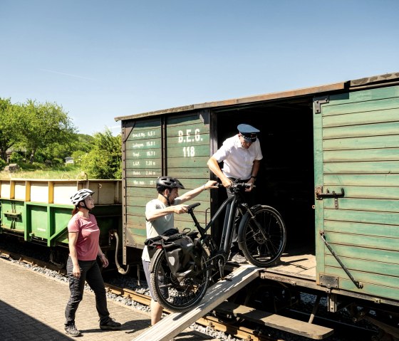 Bike transportation, © Eifel Tourismus GmbH, Dominik Ketz