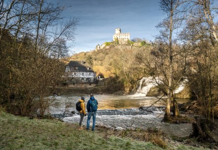 Uitzicht over Elzbach, Pyrmonter Mühle en Kasteel Pyrmont, © Eifel Tourismus GmbH, D. Ketz