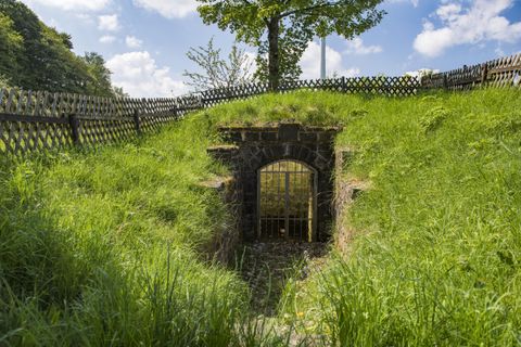 Toegang tot de bronbunker afgesloten door een traliedeurtje.