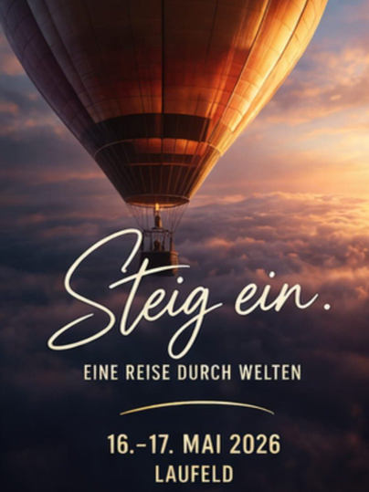 Een luchtballon zweeft majestueus boven een wolkenlandschap. De afbeelding nodigt uit tot een reis de hoogte in.