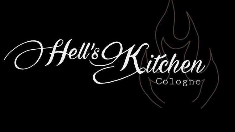 Een stijlvolle logo van "Hell's Kitchen" in Keulen. De lettertype is elegant en de vlam op de achtergrond straalt een vurig sfeer uit.