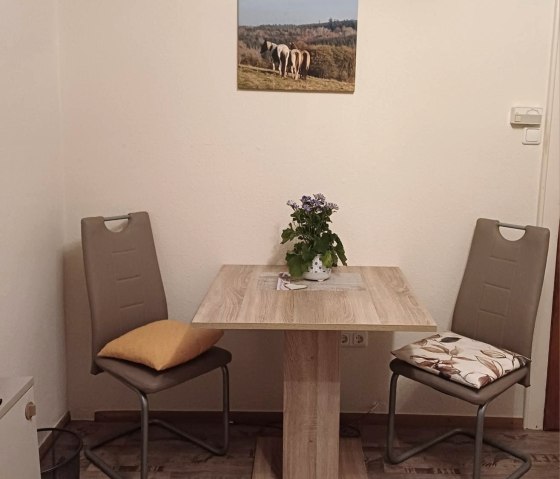Doppelzimmer im Erdgeschoss Tisch mit Stühlen, © Martina Gebert