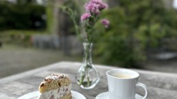 hausgemachter Kuchen im Burghof genießen, © Pascal Abel