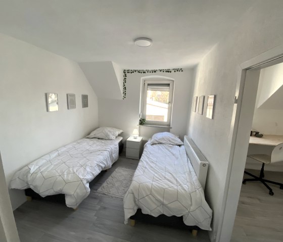 Schlafzimmer mit zwei Einzelbetten, © Ferienhaus Eifelzeit