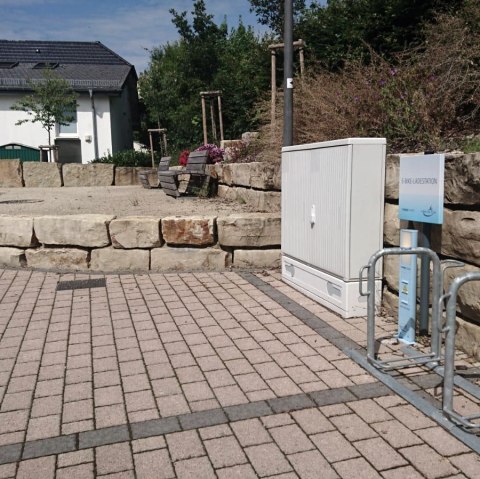 E-bike charging station village square Echternacherbrück, © Elke Wagner, Felsenland Südeifel Tourismus GmbH